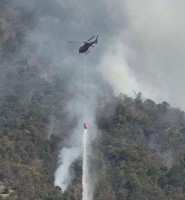 भोटेकोशीको डढेलो नियन्त्रण बाहिर, आगो निभाउन हेलिकप्टर प्रयोग 