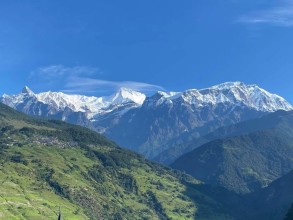 कास्कीको ताङतिङबाट देखियको सिक्लेस गाँउ र मनोरम अन्नपूर्ण हिमश्रृङखला