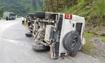 बिरामी बोकेको एम्बुलेन्स दुर्घटना, एक जना गम्भीर घाइते