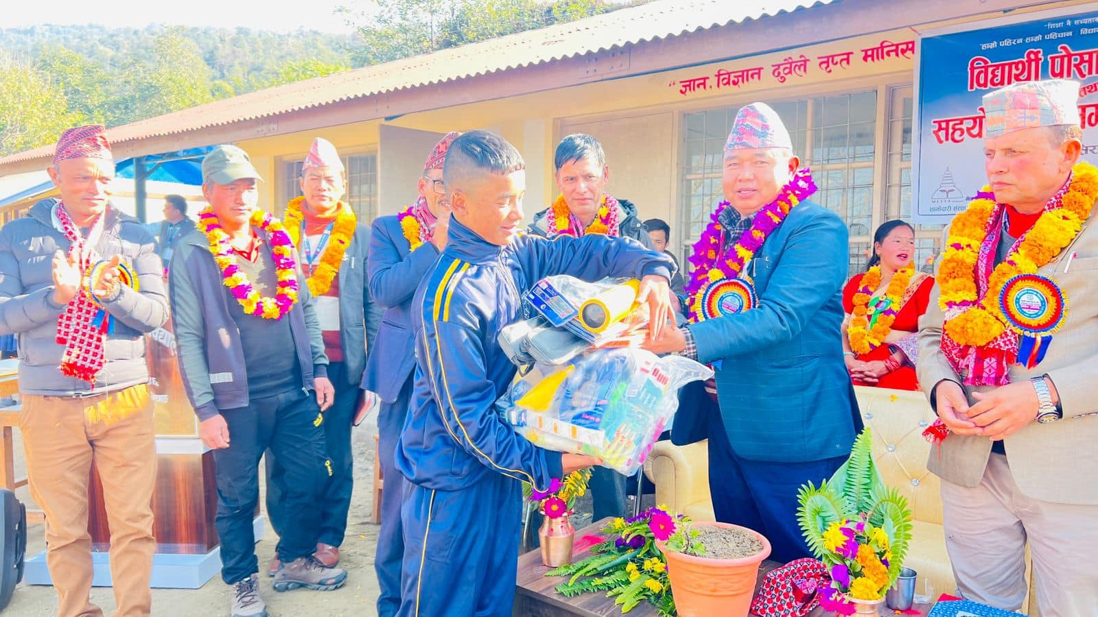 गोल्मेश्वरीमा विद्यार्थी पोसाक वितरण शैक्षिक गुणस्तर सुधार्न सरोकारवाला सबैको साझा प्रयत्न हुनुपर्नेमा नगर प्रमुख तामाङको जोड