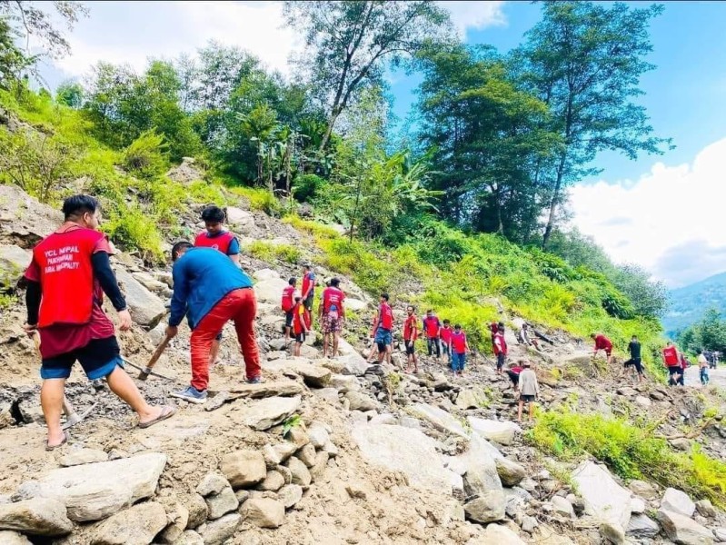 अवरुद्ध मेलम्ची— तिपेनी सडक खुलाउन सहयोग गर्दै वाइसियल