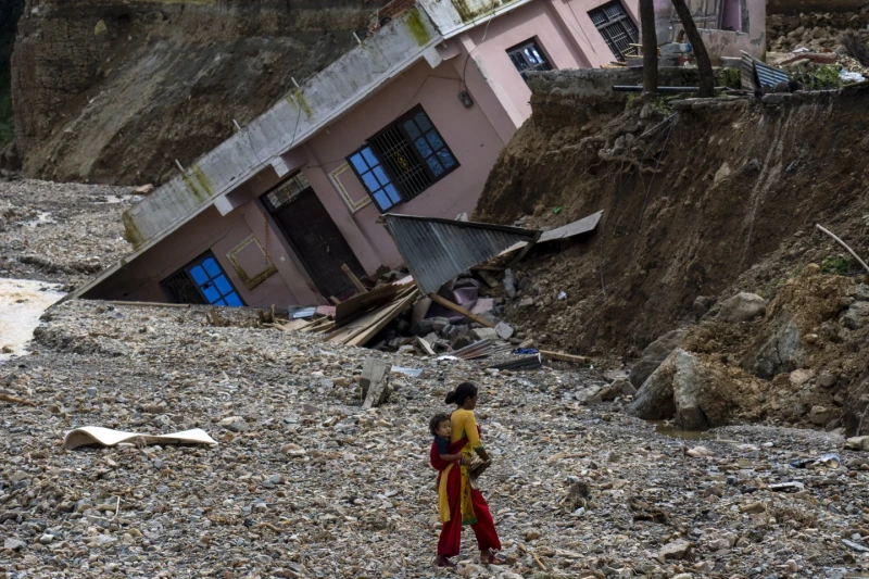 बाढीपहिरोमा परेर हालसम्म मृत्यु हुनेको संख्या २३९ पुग्यो